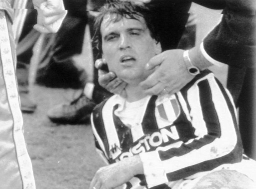 La delusione sul volto del giocatore della Juventus, Marco Tardelli, dopo aver perso il derby contro il Torino per 2-1 allo stadio Comunale di Torino, 18 novembre 1984. (Ansa)
